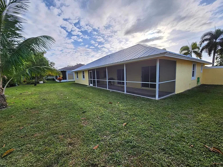 1750 Primrose Ln — Photo 3