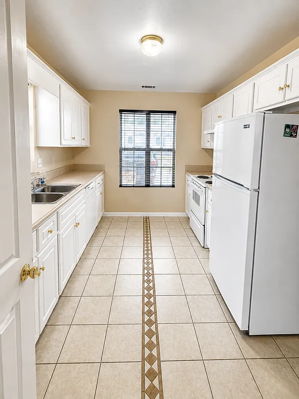 3 bed, 2.0 bath, 1413 sqft, $1,600 — Photo 3