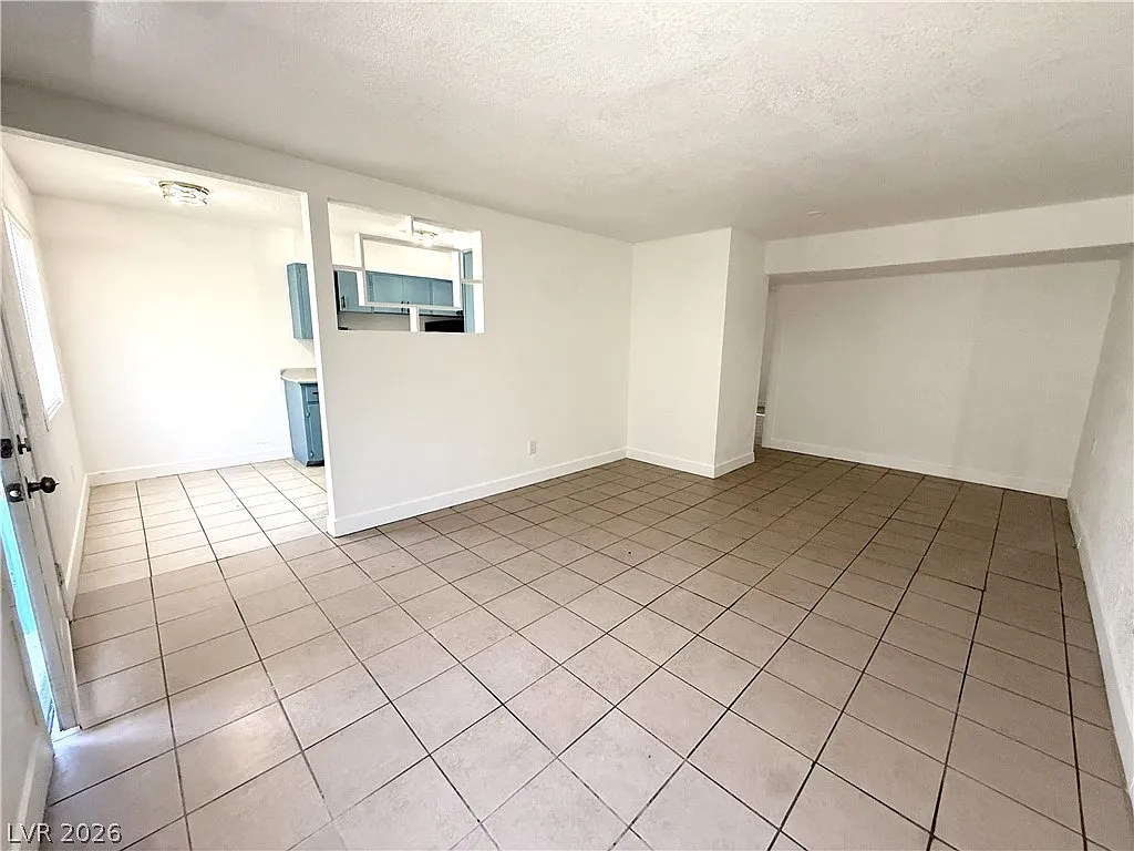 2 bed, 1.0 bath, 560 sqft, $890 — Photo 2