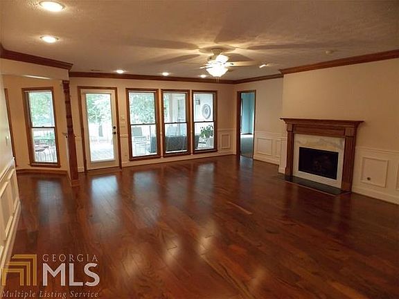 4th image of 217 Crescent Oak