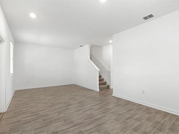 3rd image of 3039 Villa Way Cir