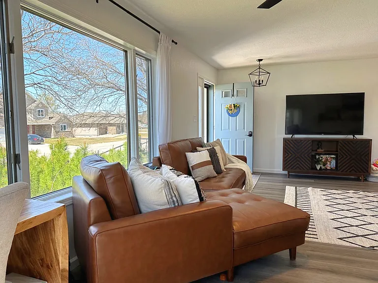 2209 Crestview Dr — Photo 11