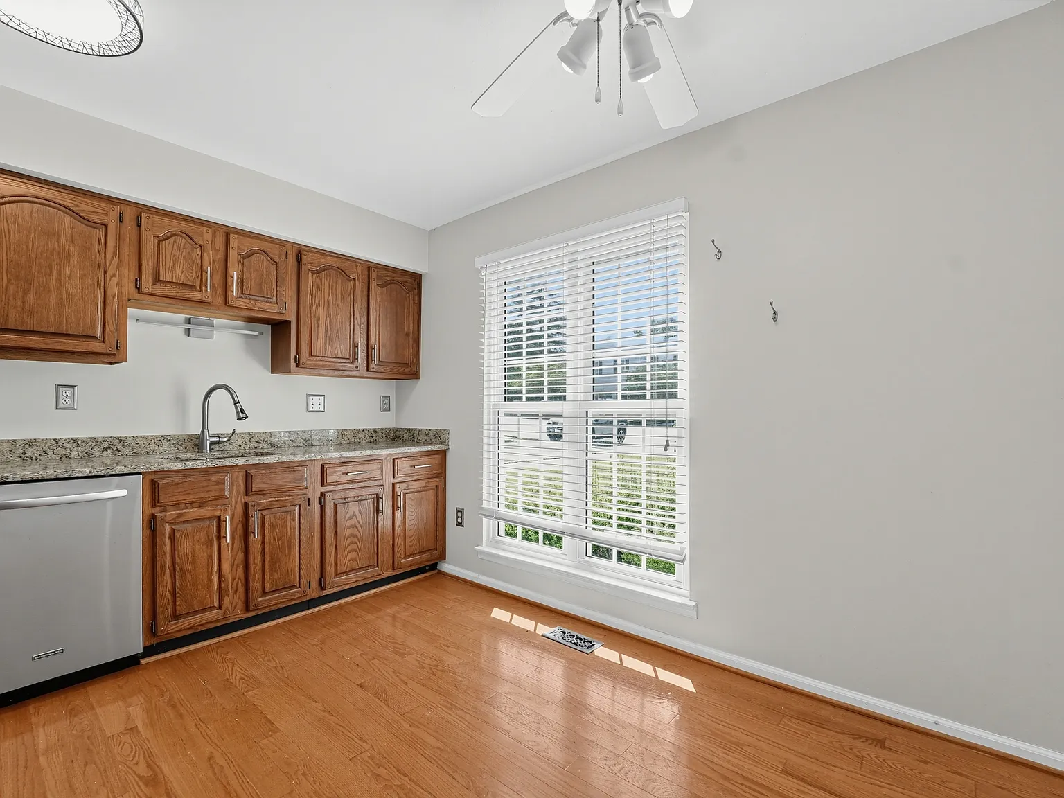 3 bed, 2408 sqft, $3,000 — Photo 4