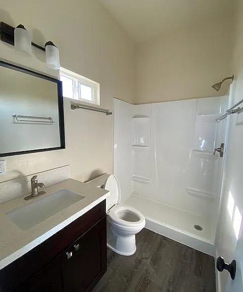 en suite bathroom in primary bedroom