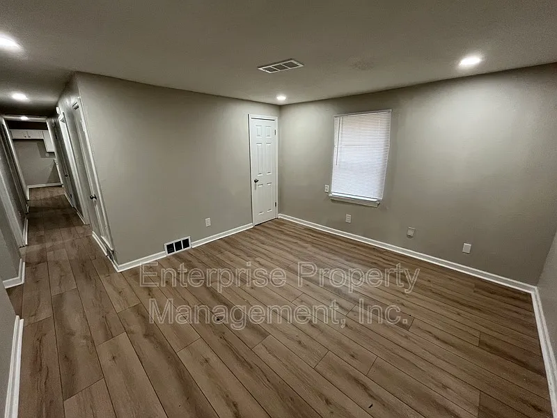 4 bed, 1.0 bath, 1125 sqft, $1,250 — Photo 4