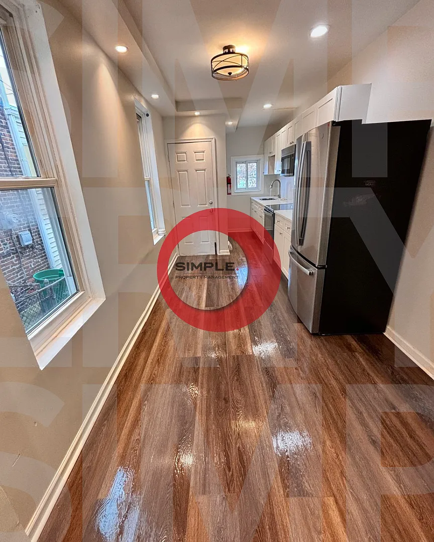 4 bedroom 1 bath house with off street parking — Photo 2