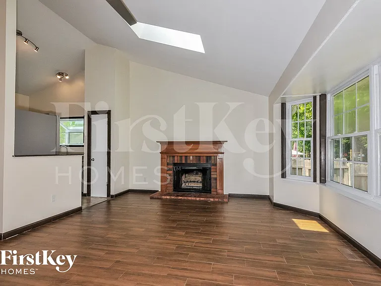 202 Barrington Dr — Photo 3