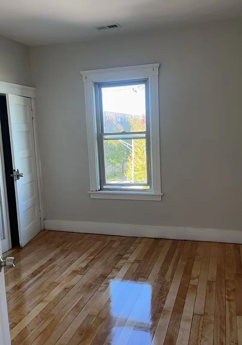 4 bed, $2,800 — Photo 1