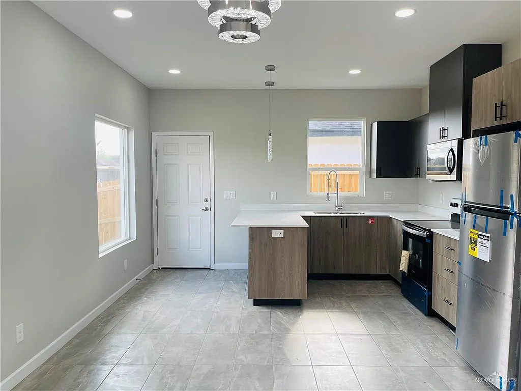 3 bed, 2.0 bath, 1040 sqft, $1,350 — Photo 3