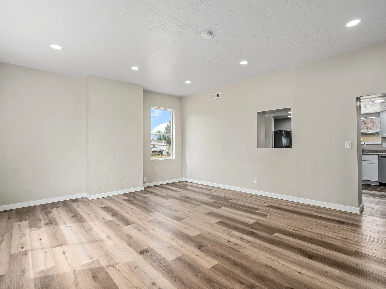 697 N 200 W — Photo 2