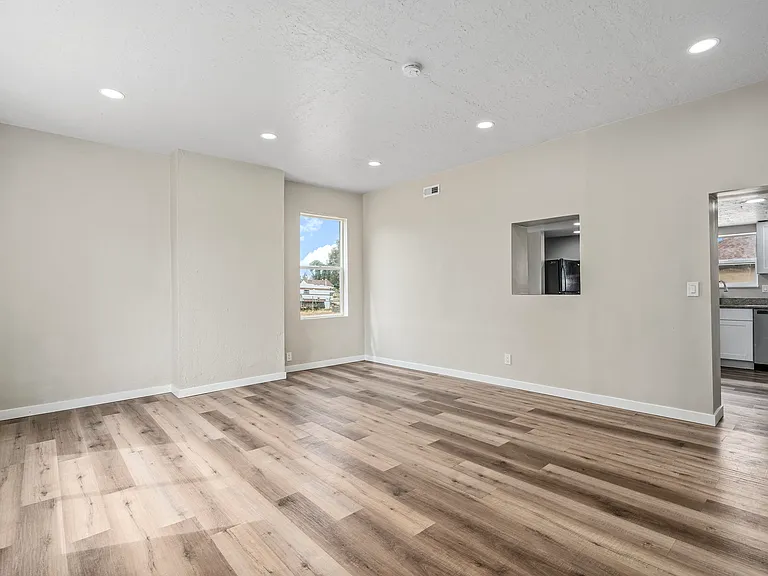 697 N 200 W — Photo 2