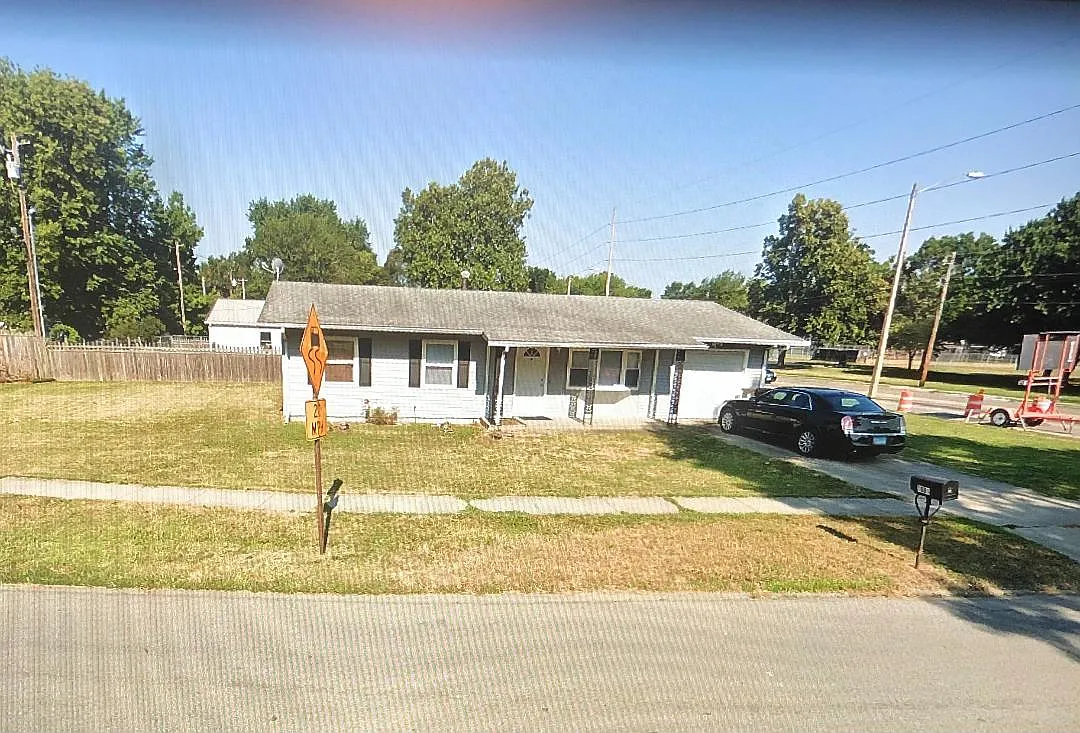 1601 Crescent Dr photo 1