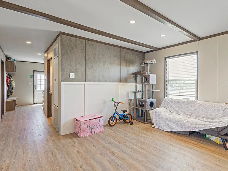 300 Reed Rd — Photo 15