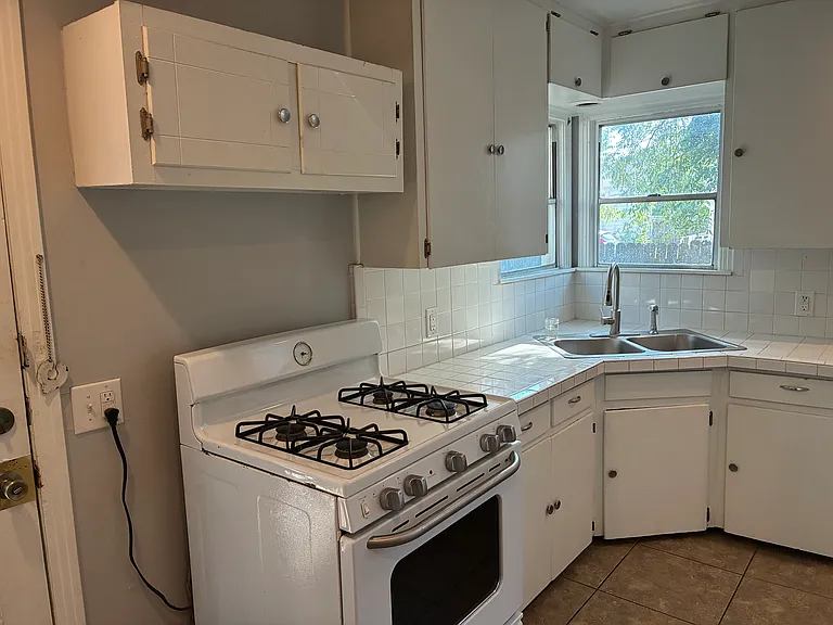 121 Moore St — Photo 12