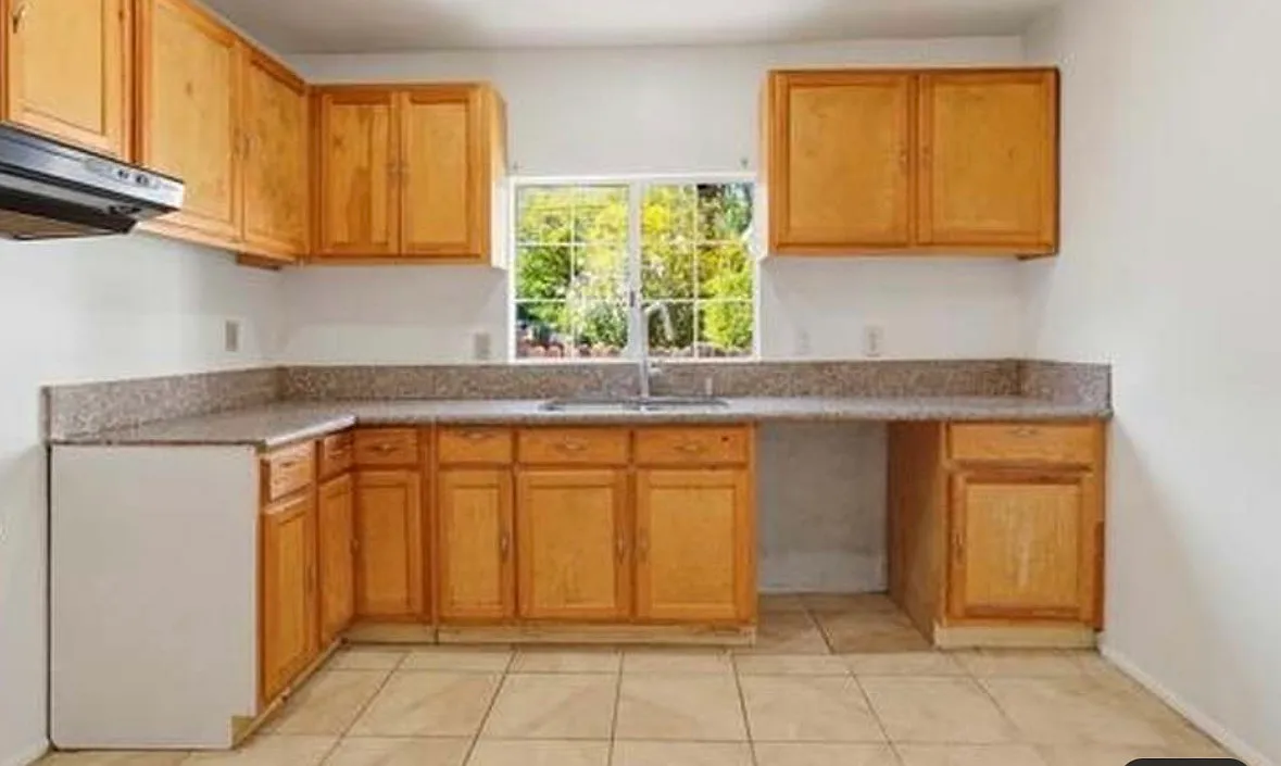 3 bed, 1200 sqft, $3,980 — Photo 3