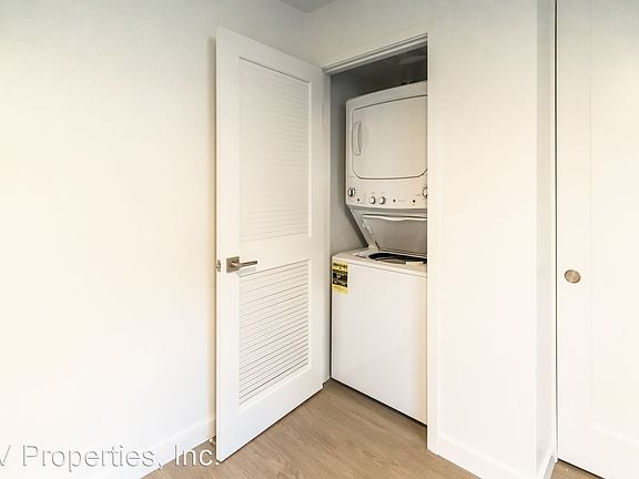 3rd image of 390 Stratford Ct #10937379