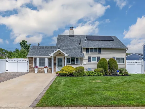 5 Disc Lane, Wantagh, NY 11793