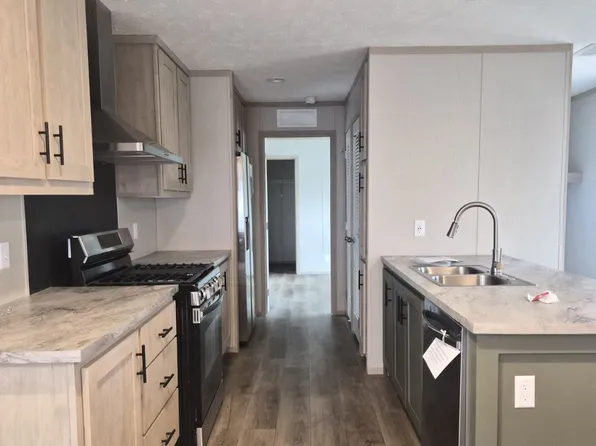 328 Crooked Creek Dr, Leonard, MI 48367