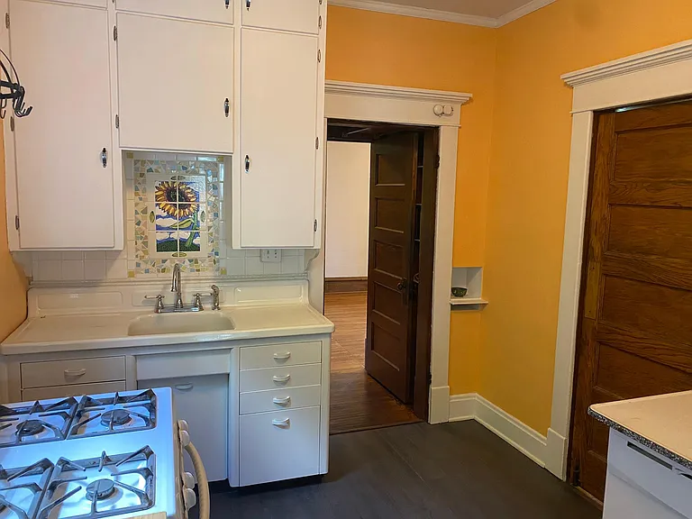2580 Glenmawr Ave — Photo 9