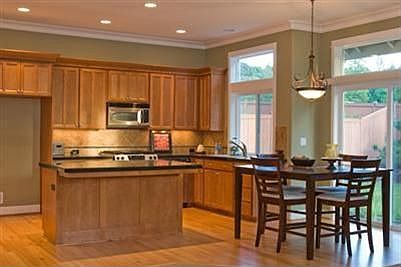Beautiful kitchen w/ granite counters, SS appliances 
