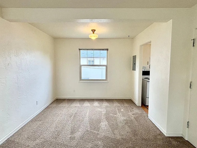 N0131 - Claremont Apartments — Photo 8