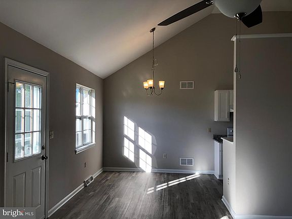 5th image of 102 Courtney Ln