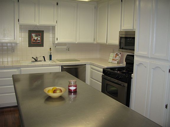 Modern kitchen, updated w/clean lines.