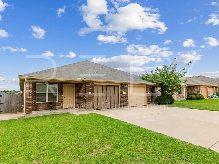 603 W Karey Dr — Photo 2