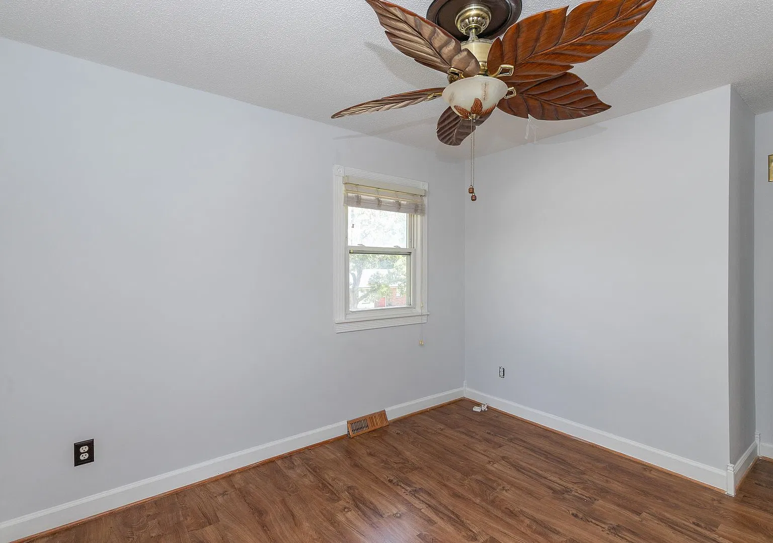 Corner lot close to shopping, easy highway access to 70 & 470 hwys Rent $2,000.00 | Required Fees... — Photo 3