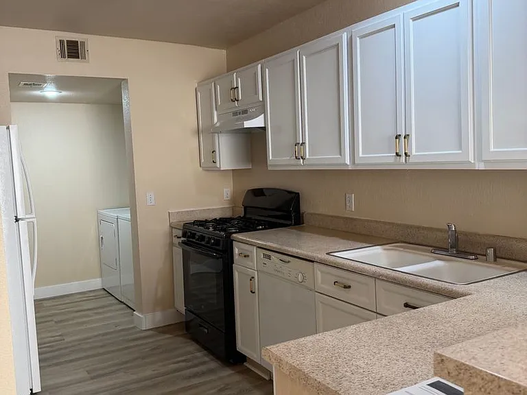 7621 Almeria Ave — Photo 7