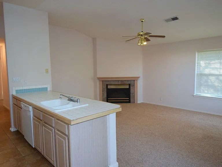 8615 Brighton Dr NE — Photo 9