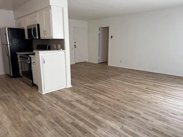 11810 Mayfield Ave — Photo 3