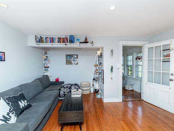 5th image of 10 Underhill St #2