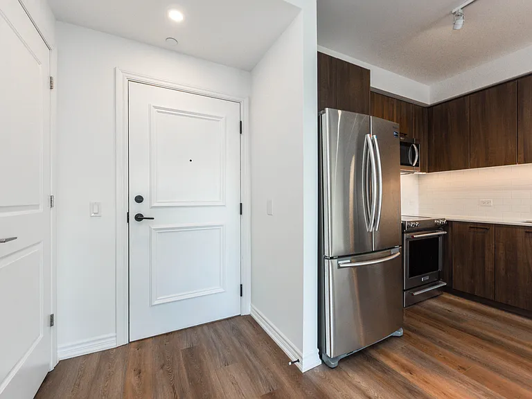 571 Prince Edward Dr N — Photo 24