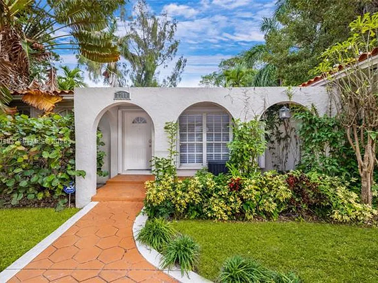7711 Coquina Dr — Photo 1