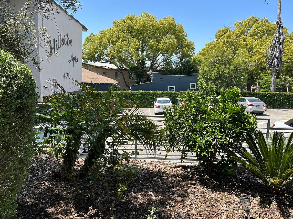 Building Photo - 470 E Angeleno Ave