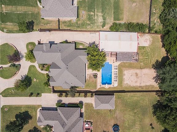 4th image of 102 S Wyndemere Lakes Dr