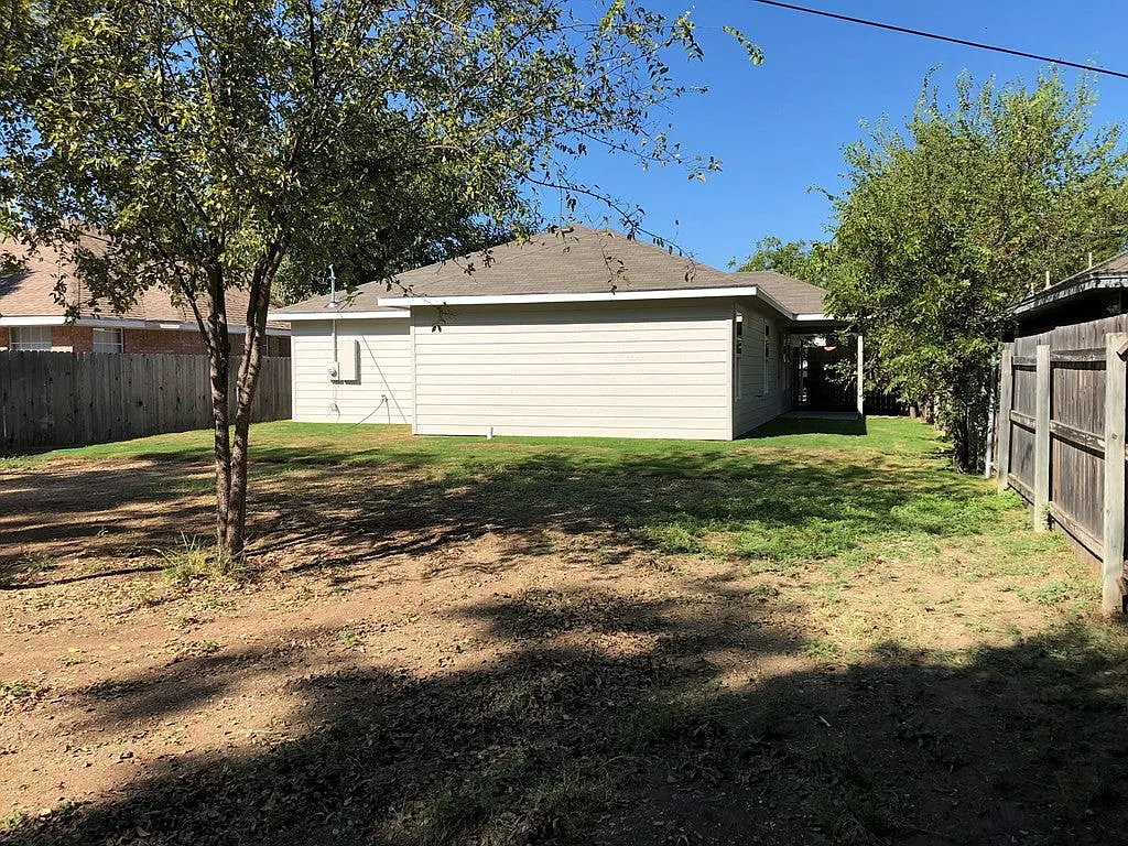 4 bed, 1412 sqft, $1,900 — Photo 2