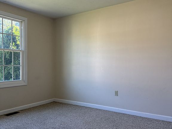 4th image of 10 Fuller Ave