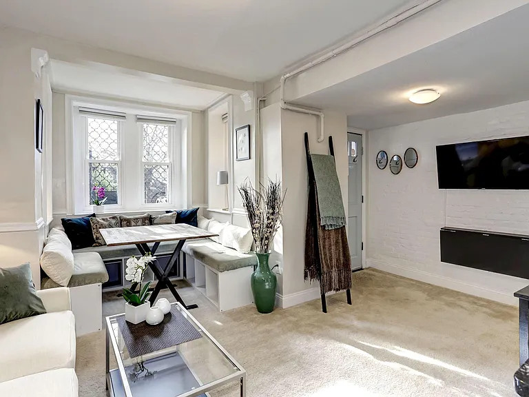 828 D St SE #1 — Photo 3