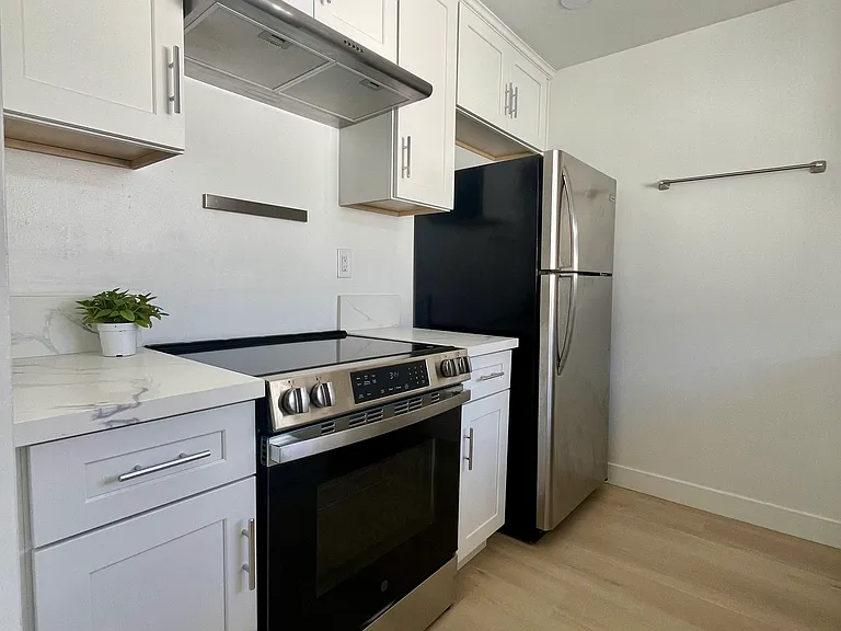 1811 Armour Ln #28 — Photo 2