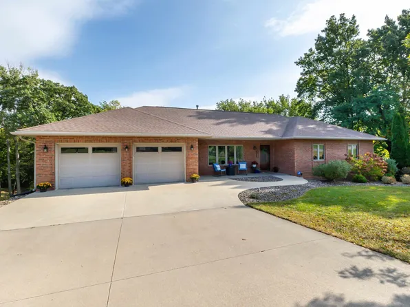 10702 Golden Oaks Dr, Dubuque, IA 52003