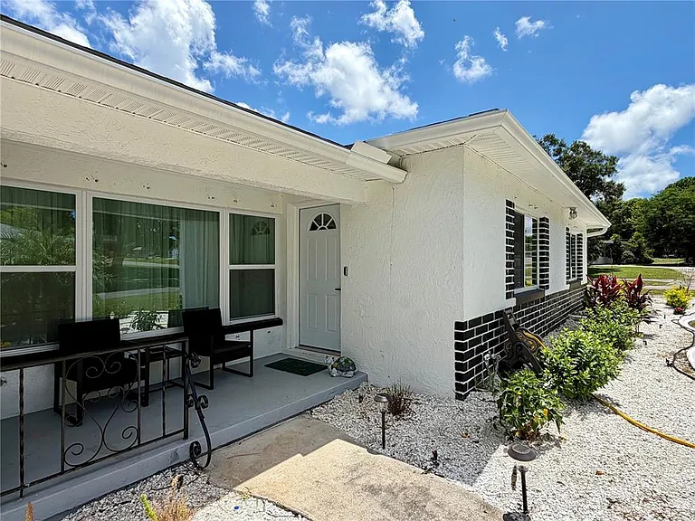 1109 S Betty Ln — Photo 4