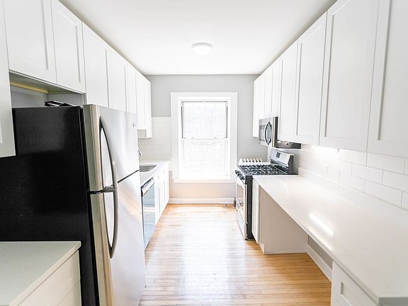 4th image of 7646 N Greenview Ave APT 3
