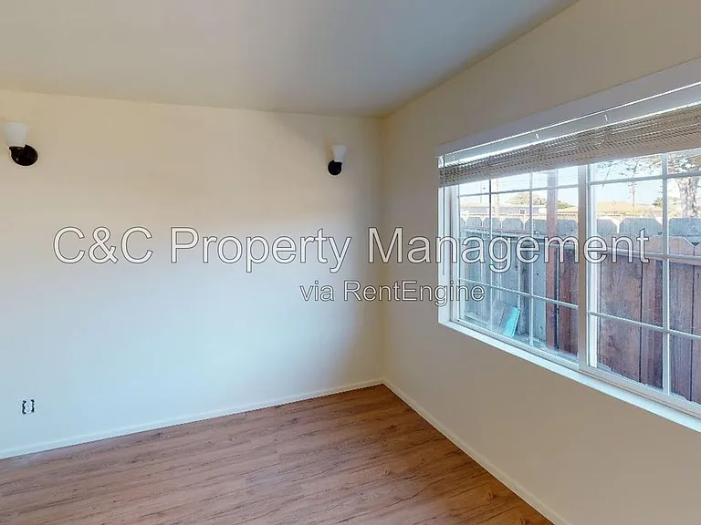 1082 Wanda Ave #E — Photo 2