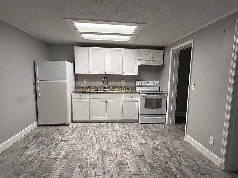 Strawberry Place Apartments — Photo 16