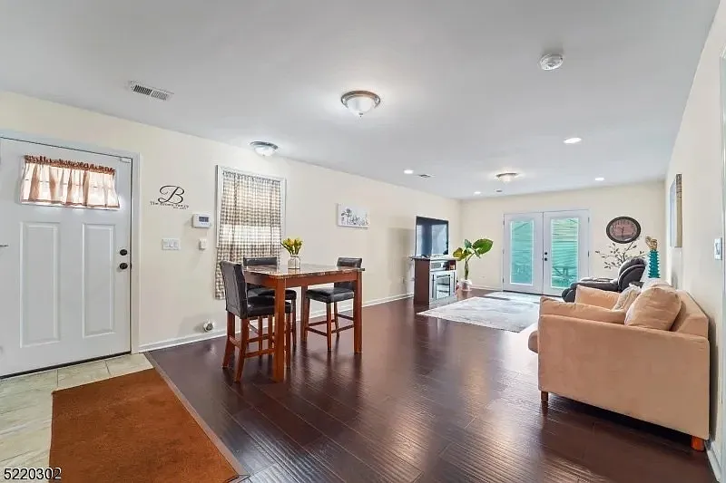 4 bed, $4,000 — Photo 1
