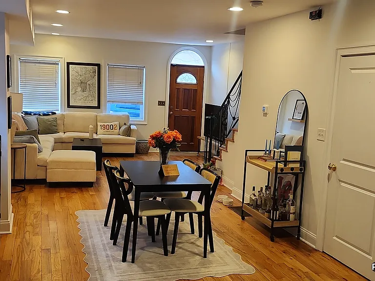 733 Carpenter St — Photo 6