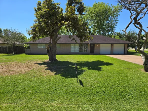 117 Lazy Ln, Lake Jackson, TX 77566