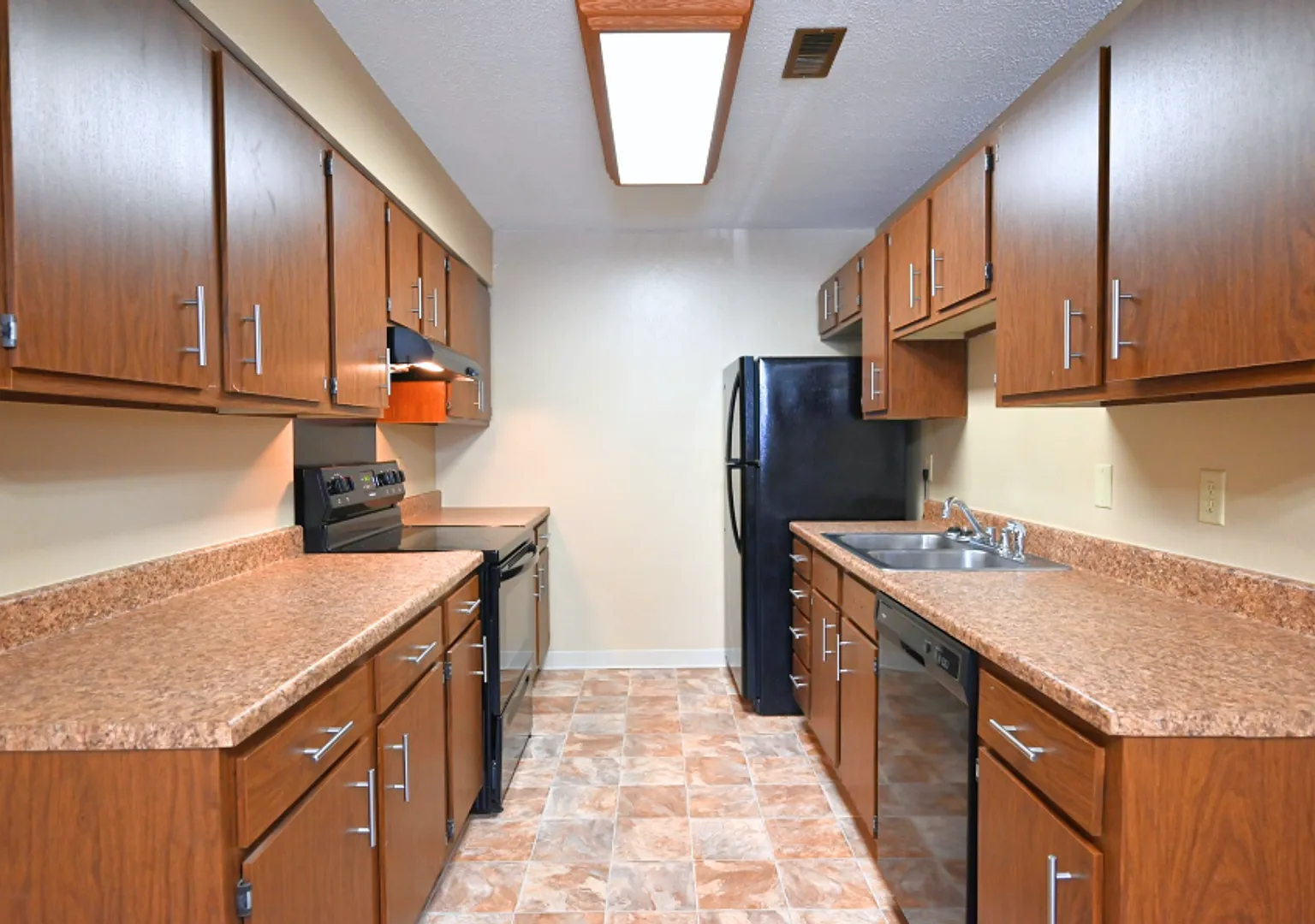 Raven Oaks Apartments — Photo 1